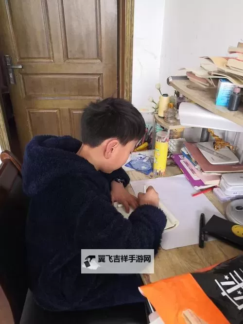 免费体验：坐在学长的棒棒上写作业的甜蜜时光图1