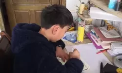 免费体验：坐在学长的棒棒上写作业的甜蜜时光