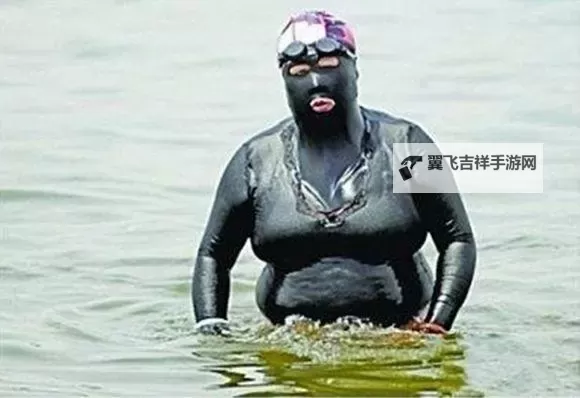 夏日趣味无限:不可错过的泳装搞笑图集合图1