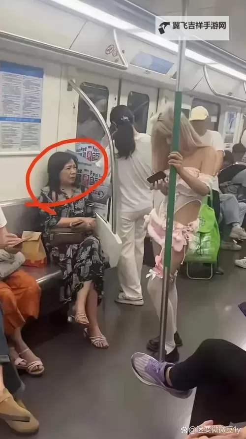 公交车cao的合不拢腿：城市通勤中的尴尬瞬间图1
