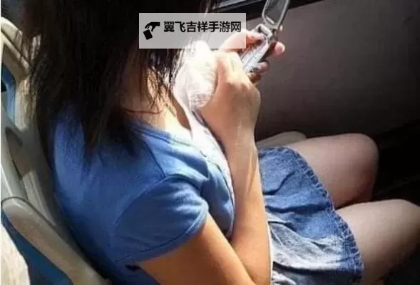 在公交车挺进人妻裙子电影带你领略都市情感的真实与细腻图1