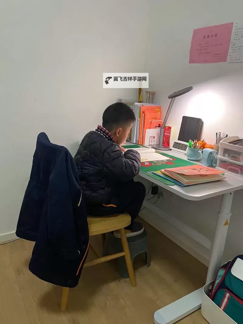 爆笑教学:坐在学霸的棒棒上写作业视频,趣味满满!图1