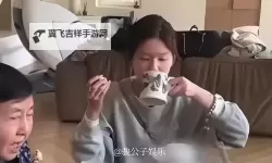 媛媛和老赵在厨房做美味佳肴的温馨时光