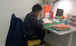 爆笑教学：坐在学霸的棒棒上写作业视频，趣味满满！