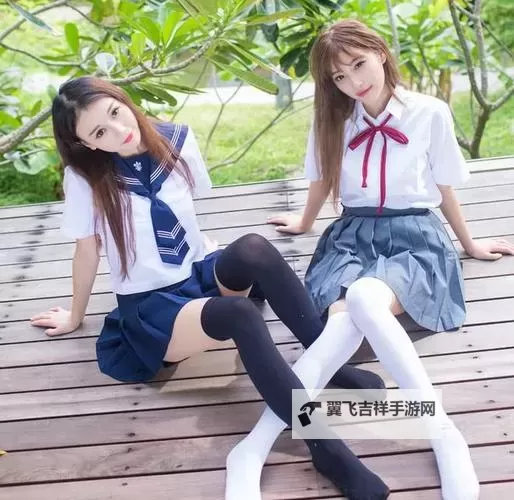 小鸟酱黑白丝袜的迷人魅力：甜美与魅惑的完美融合图1