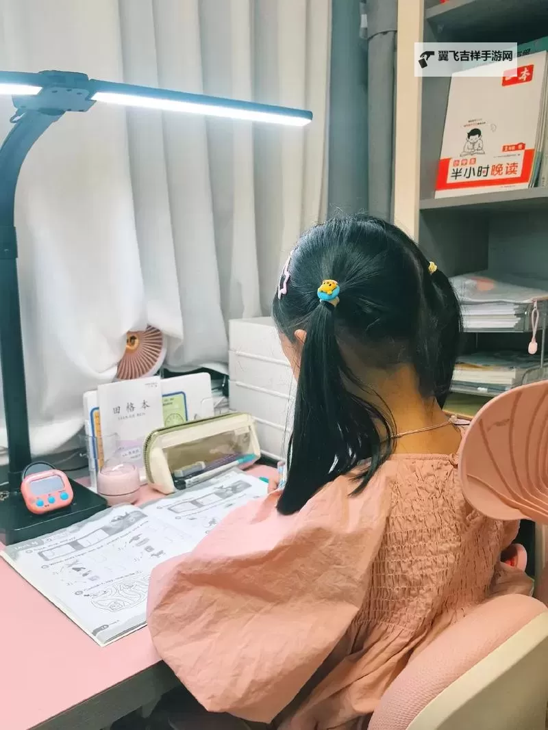 坐在硬邦邦的上面写作业：小学生的尴尬时刻图1