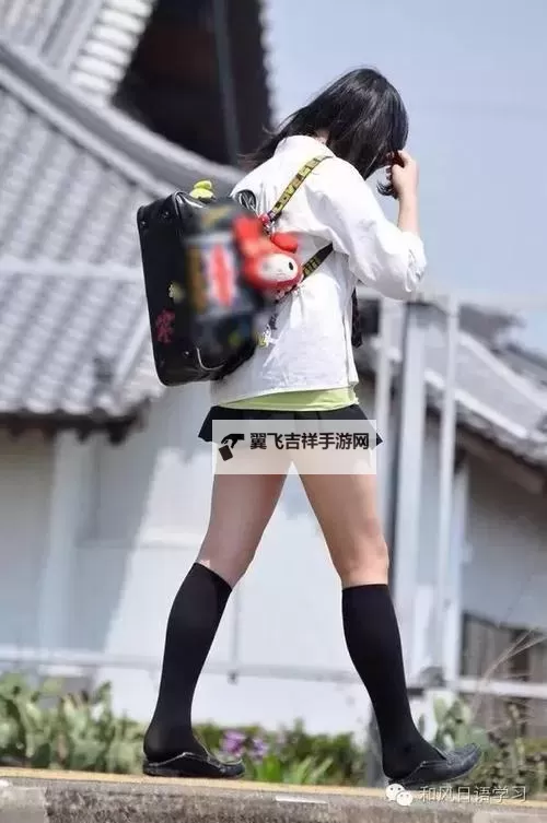 探索时尚魅力：最短的裙子带来的狂热风潮图1