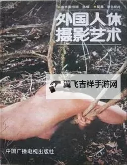 优雅与成熟之美：中年妇女人体摄影的艺术魅力图1