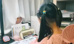 坐在硬邦邦的上面写作业：小学生的尴尬时刻