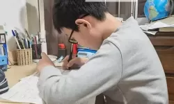 体验青春趣味：坐在学长的紫根上写作业视频揭秘