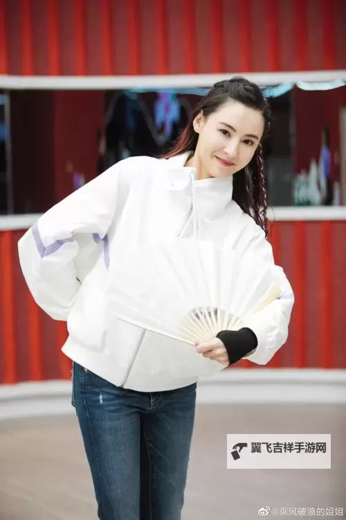 白嫩女神在线：性感魅力尽展无限风采图1