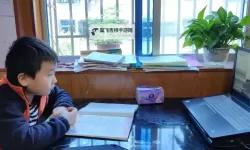 我坐在学长的根茎上专心写作业的趣味时光