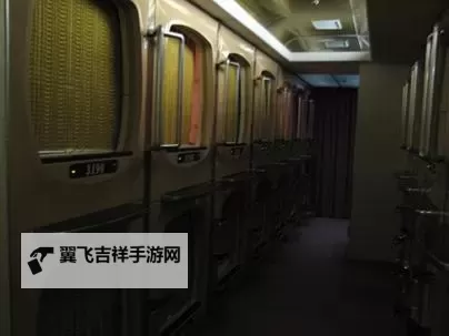 在胶囊旅馆里传播热量樱花：春日中的温馨奇遇图1