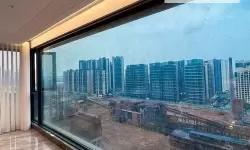 在落地玻璃窗前做视频：打造高端室内拍摄的新潮流