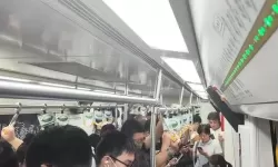 坐地铁车被挤到高C：乘客的尴尬瞬间与都市生活的真实写照