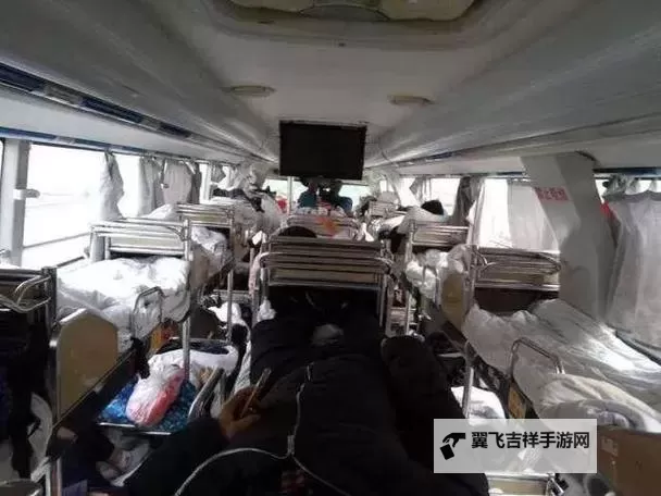 长途车卧铺最后一排的秘密:旅途中的隐秘角落图1