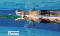 在水里游泳一做边：潮汐中的自我与记忆