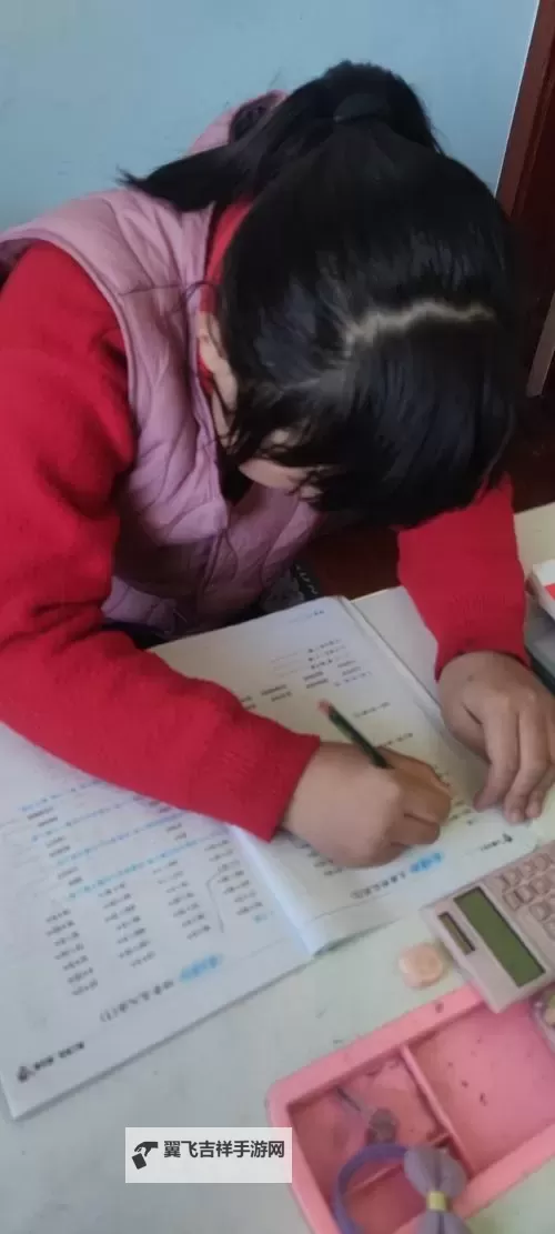 青春微光:坐在学长的紫根上写作业视频,记录校园的温柔成长图1